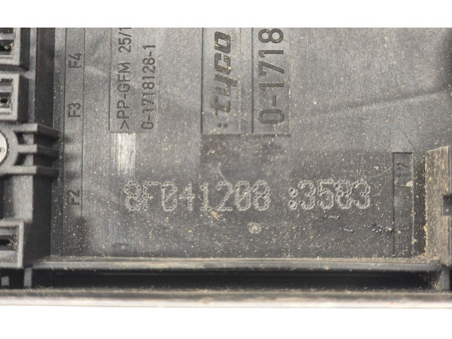 Блок предохранителей  1K0937808   Volkswagen Caddy    