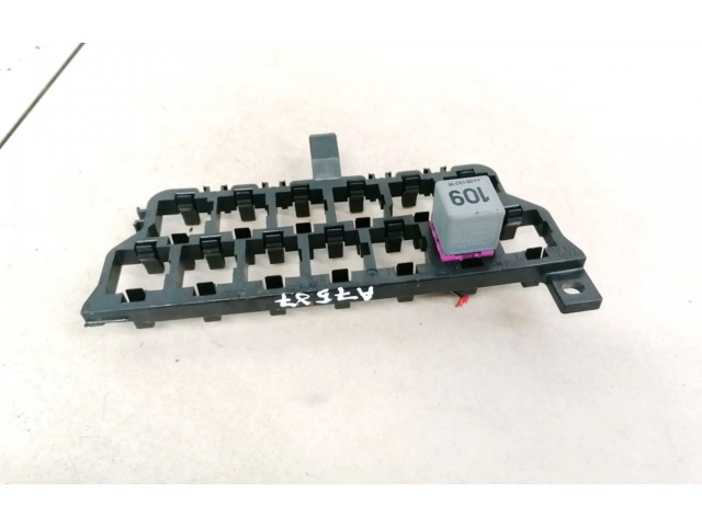 Блок предохранителей 8D0937503E Volkswagen Golf IV