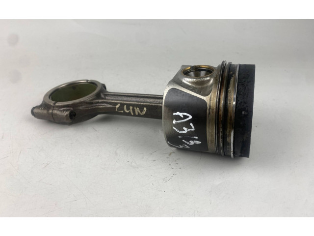  Поршень с шатуном  02604LA, 04LADE  Audi A3 S3 8V  