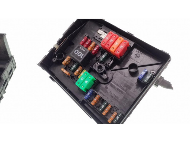 Блок предохранителей 1K0937821   Volkswagen Touran I    