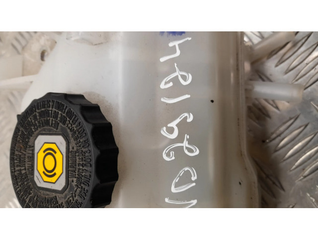 Расширительный бачок тормозной жидкости