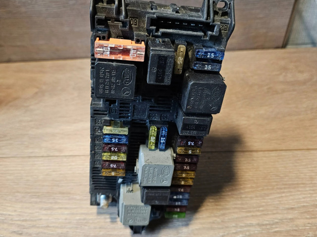 Pojistková skříňka 00009481A, 2204524001B7 Mercedes-Benz E W211 2002