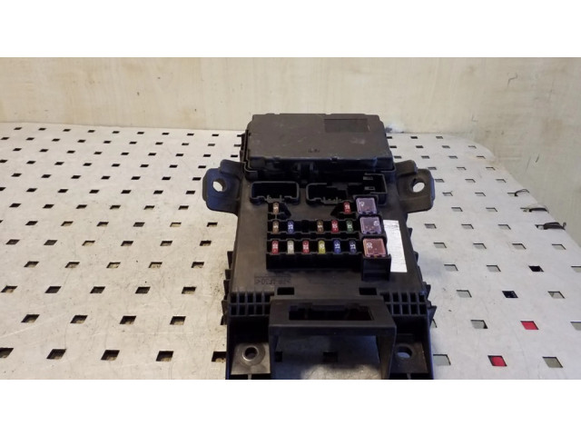 Pojistková skříňka 8264105011 Toyota Avensis T220 2001