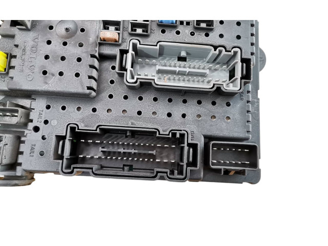 Блок предохранителей 28017881, 06W225   Volvo V70    