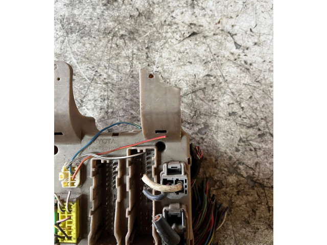 Блок предохранителей  8264113040   Toyota Corolla Verso E121    