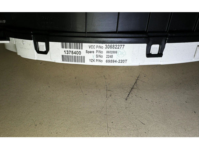 Панель приборов 30682277, 8602885   Volvo V70       