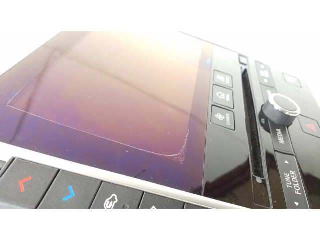 Радио/ проигрыватель CD/DVD / навигация