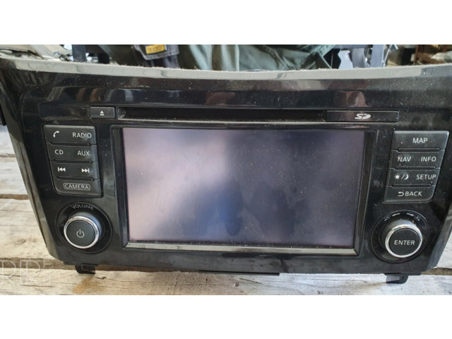 Радио/ проигрыватель CD/DVD / навигация