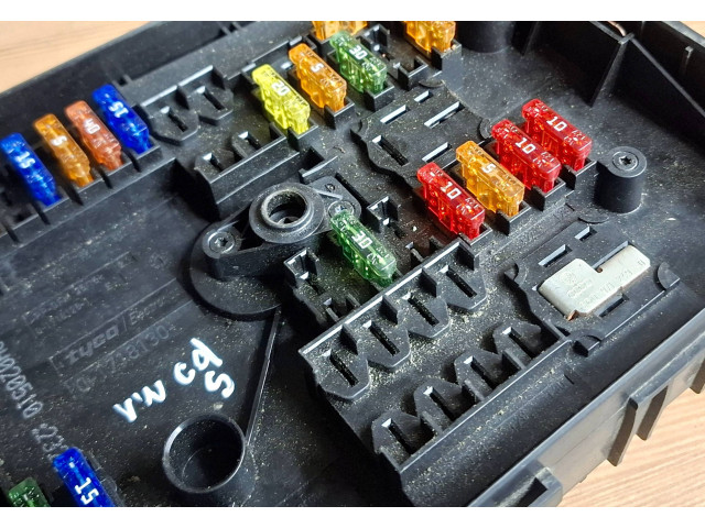   Pojistková skříňka 1K0937700B   Volkswagen Caddy 2007