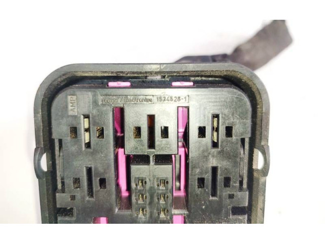 Блок предохранителей 15345261, 1534526-1 Volkswagen Golf Plus