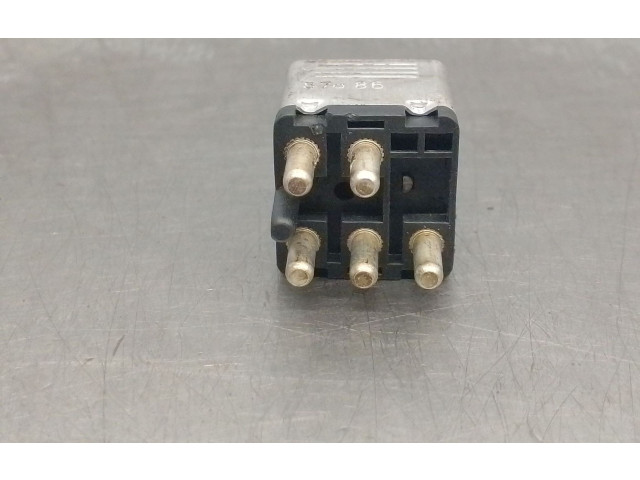 Pojistková skříňka 0015420219, 4RD00412200 Mercede-Benz S W126 1988