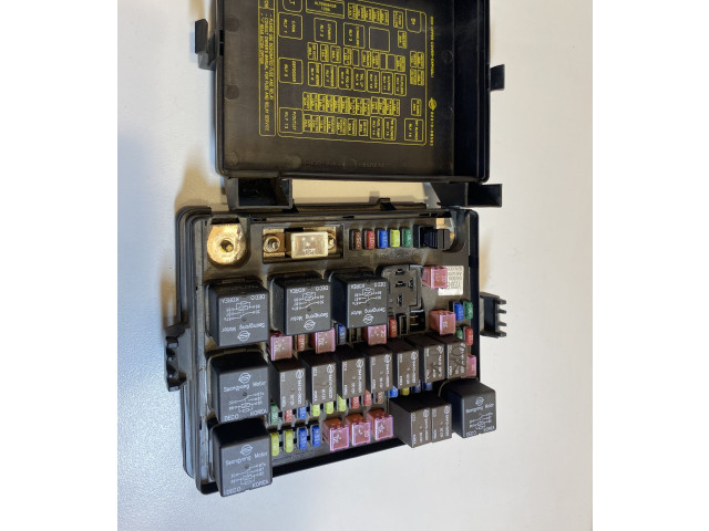 Блок предохранителей  8231008583   SsangYong Rexton I    