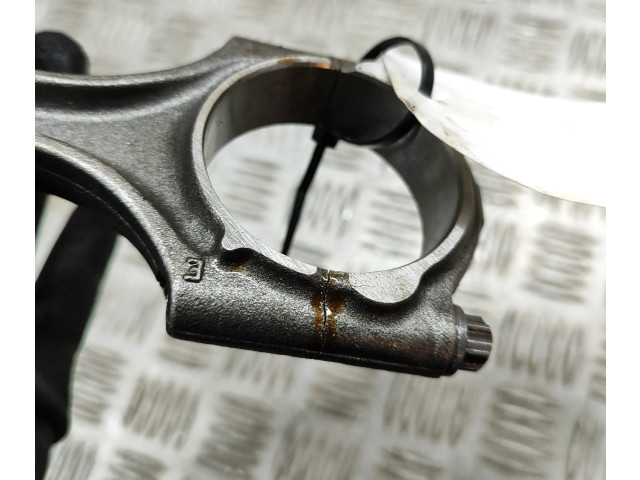 Поршень B 4204 T47 32298424, 31401957 Volvo XC40