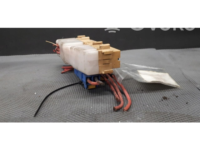 Блок предохранителей  8200241944   Renault Clio III    