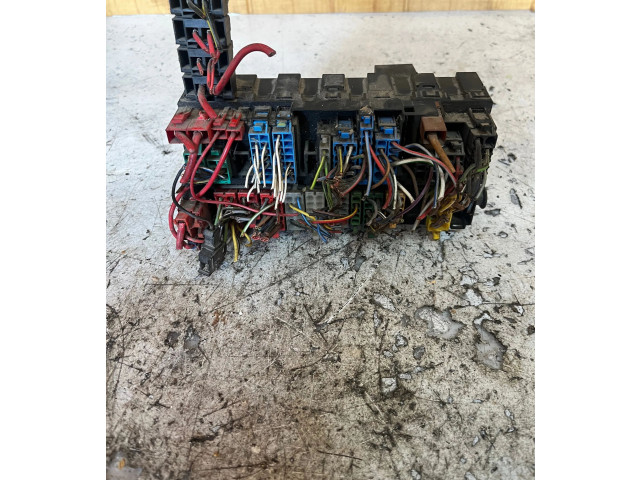 Блок предохранителей  357937039   Volkswagen Transporter - Caravelle T4    