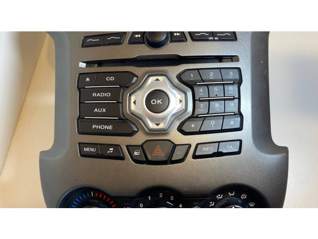 Радио/ проигрыватель CD/DVD / навигация