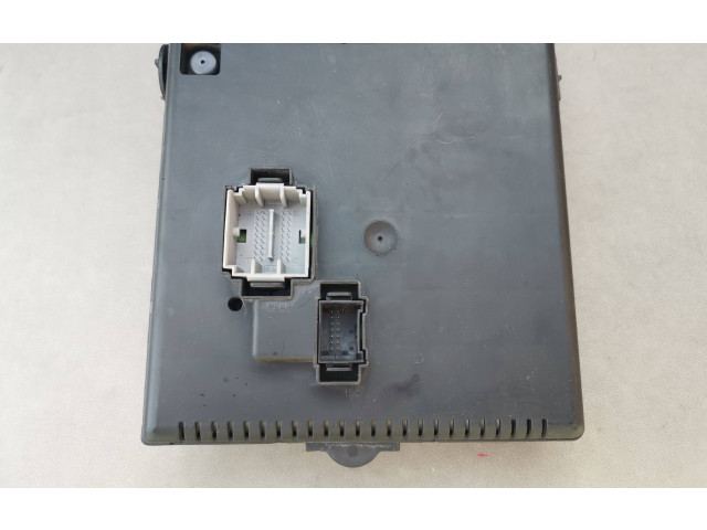 Блок предохранителей    12217799, 8676391   Volvo V70