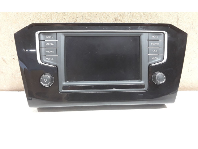 Радио/ проигрыватель CD/DVD / навигация