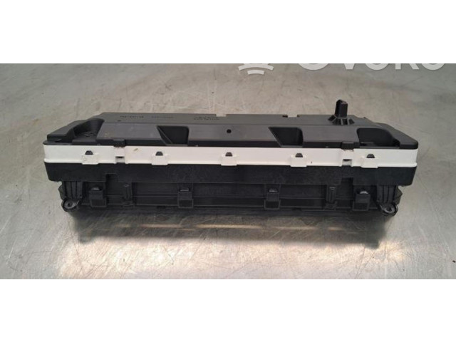 Přístrojová deska Toyota Prius c 2013 8380047840