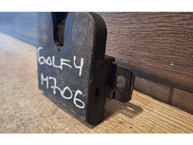 Замок багажника 1J6827505B    Volkswagen Golf IV 1998 - 2005 года