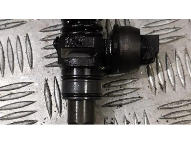 Vstřikovač 038130073ag Skoda Octavia Mk2 (1Z) pro naftový motor 0.0