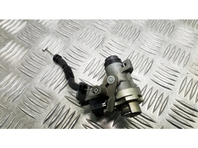 Замок задней крышки (наружный)