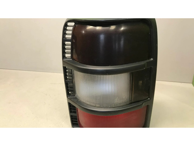 Задний фонарь левый сзади Mitsubishi Pajero 1991-1999 года