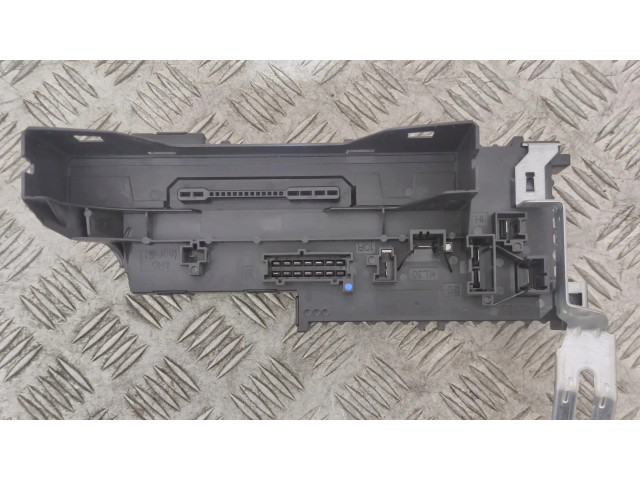 Pojistková skříňka 016706581A Mercedes-Benz E A207 2011