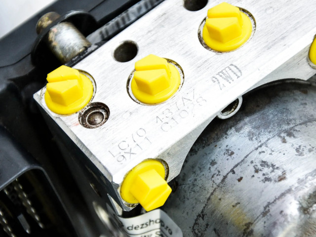 Jednotka ABS LC70437AZ Mazda MPV II LW 1999