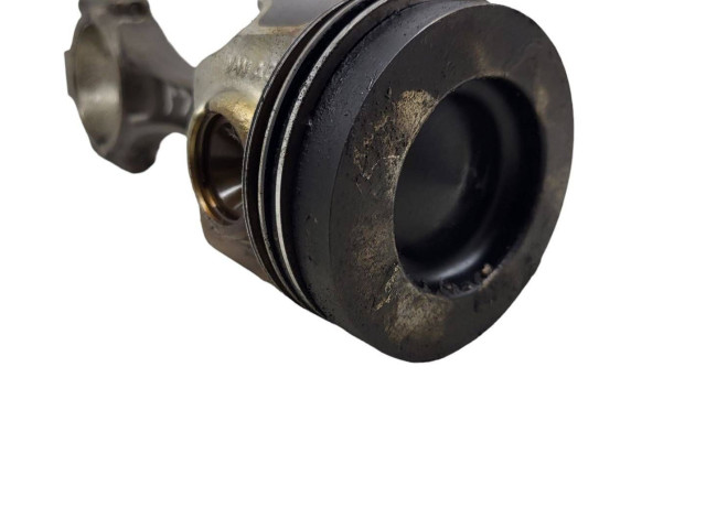 Поршень с шатуном CLHA 03L105401A, 04L107065D Volkswagen Golf VII