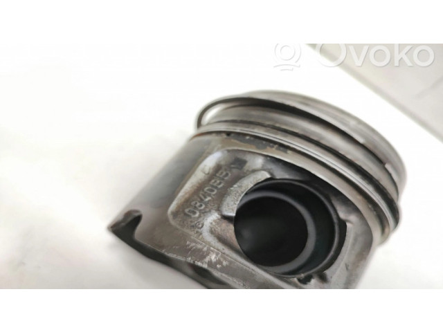 Píst 0840BB BMW 5 E60 E61 pro naftový motor 2.0