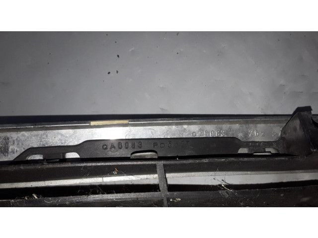 Передняя решётка Mercedes-Benz C W203 2000-2007 года A6083