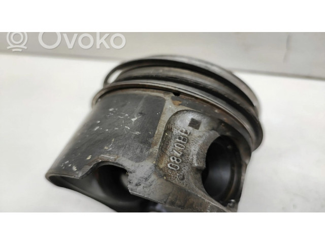 Píst 0840BB BMW 5 E60 E61 pro naftový motor 2.0