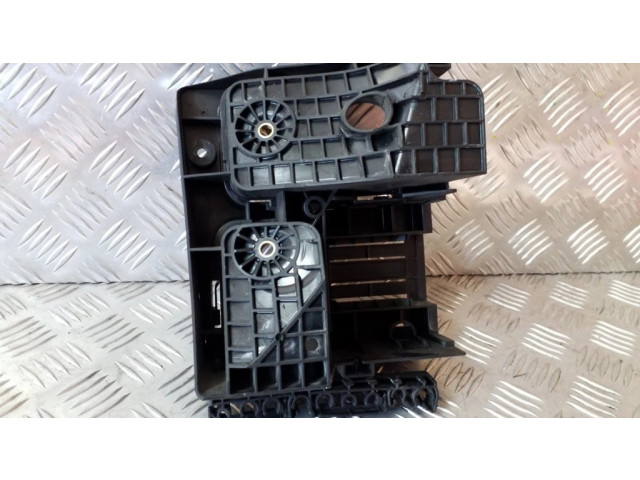 Другая деталь отсека двигателя