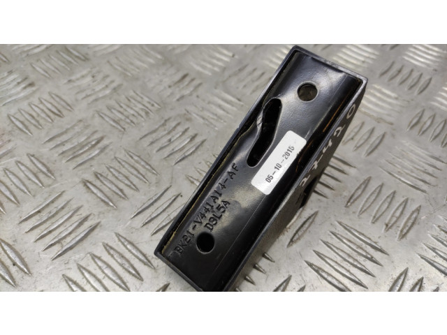 Притягиватель задней крышки