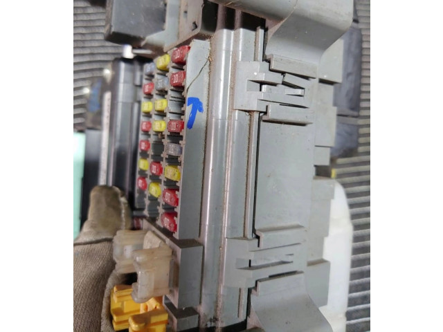 Блок предохранителей     Jeep Liberty    