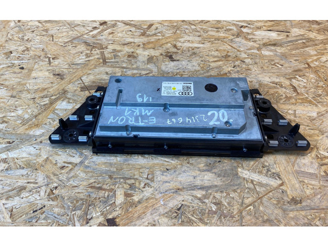 Радио/ проигрыватель CD/DVD / навигация