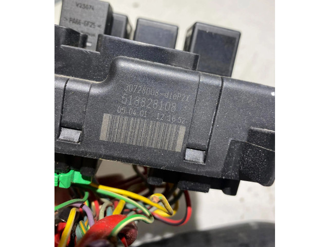 Блок предохранителей  30728008   Volvo V70    