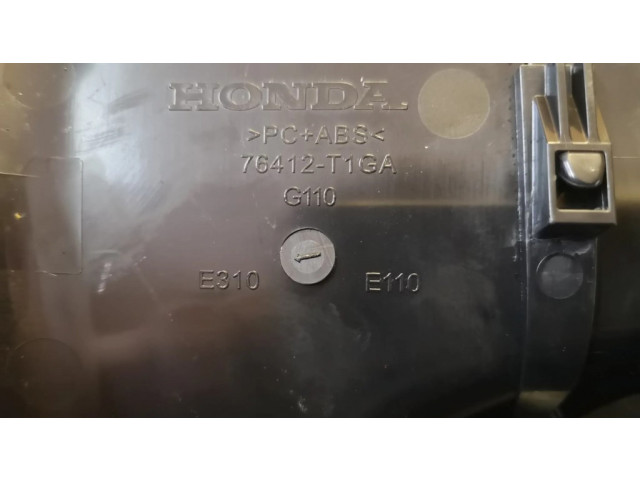 Другая деталь салона