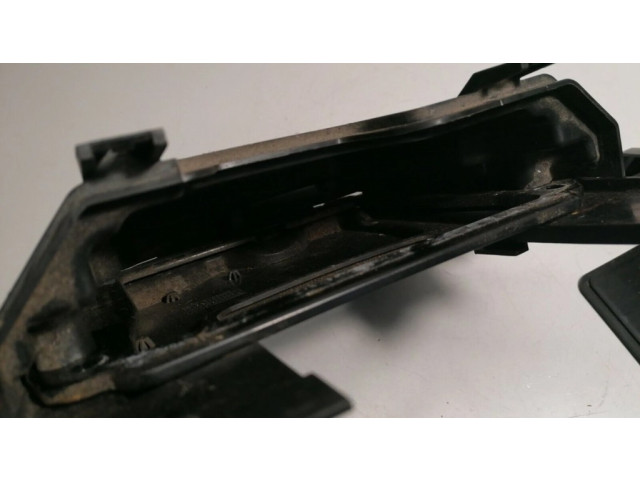 Другая деталь отсека двигателя