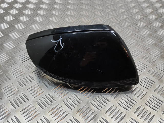 Другая деталь отделки пере́дней дверей