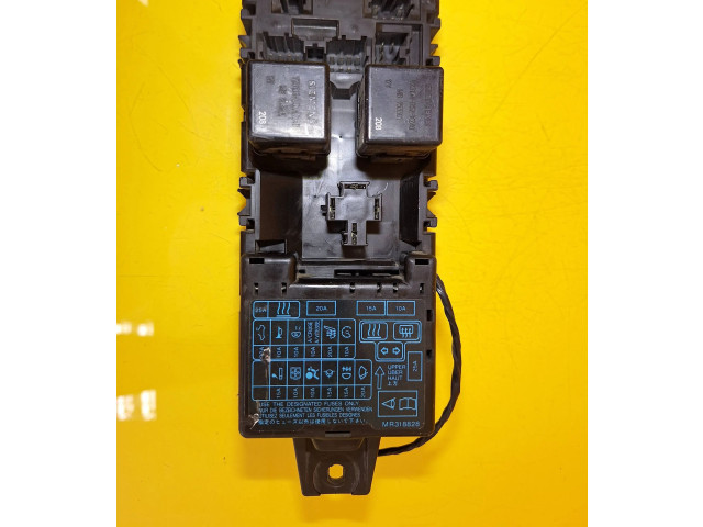 Блок предохранителей MB953355, MR318828 Mitsubishi Carisma