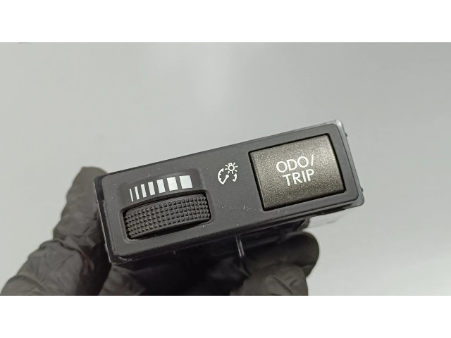 Включатель регулировки освещения панели