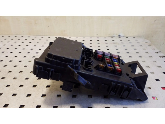 Pojistková skříňka 8264105011 Toyota Avensis T220 2001