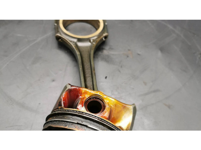 Píst A2701917 Mercedes-Benz CLA C117 X117 W117 pro benzínový motor 2.0 270920