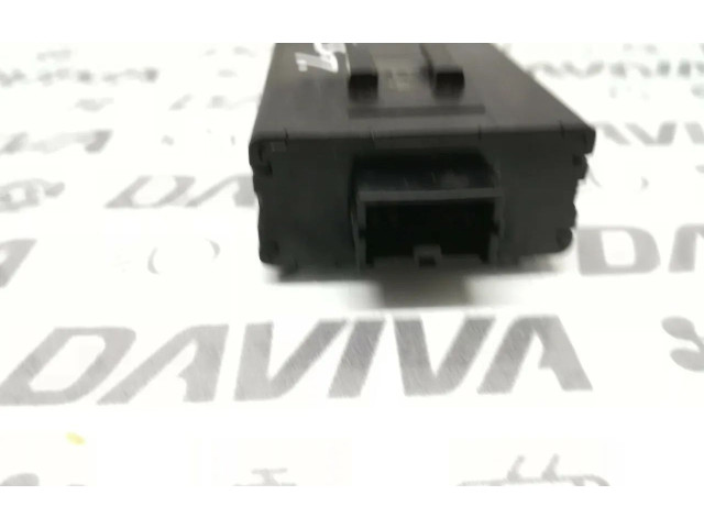 Блок предохранителей Mitsubishi L200