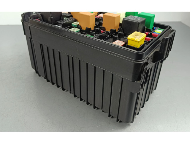 Блок предохранителей  8238038210   SsangYong Musso    