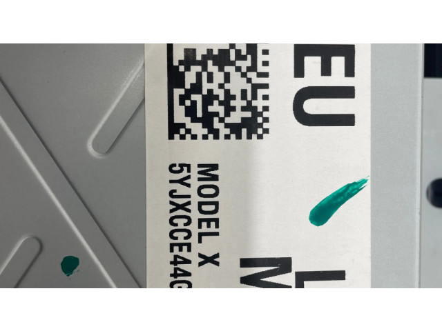 Дисплей    104500603A   Tesla Model X