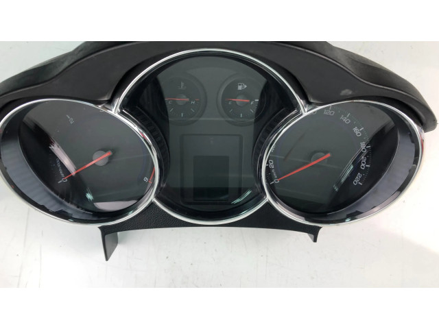 Přístrojová deska Chevrolet Cruze 2011 95990338