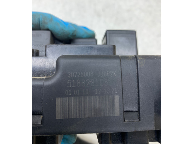 Блок предохранителей    30728008, 518828108   Volvo V70